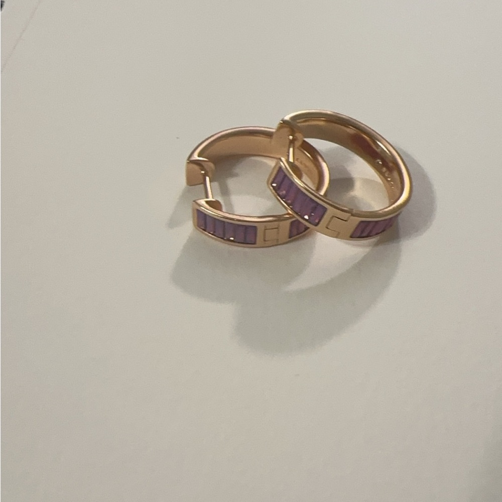 Kendra Scott Raspberry Crystal Hoop earrings in gold.